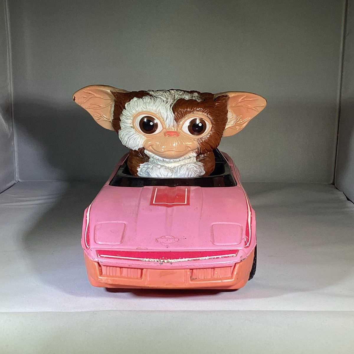 ピンクトイズ ウルトラウーマン Vintage 1984 Gremlins Gizmo Driving Car Pink Chevrolet Corvette