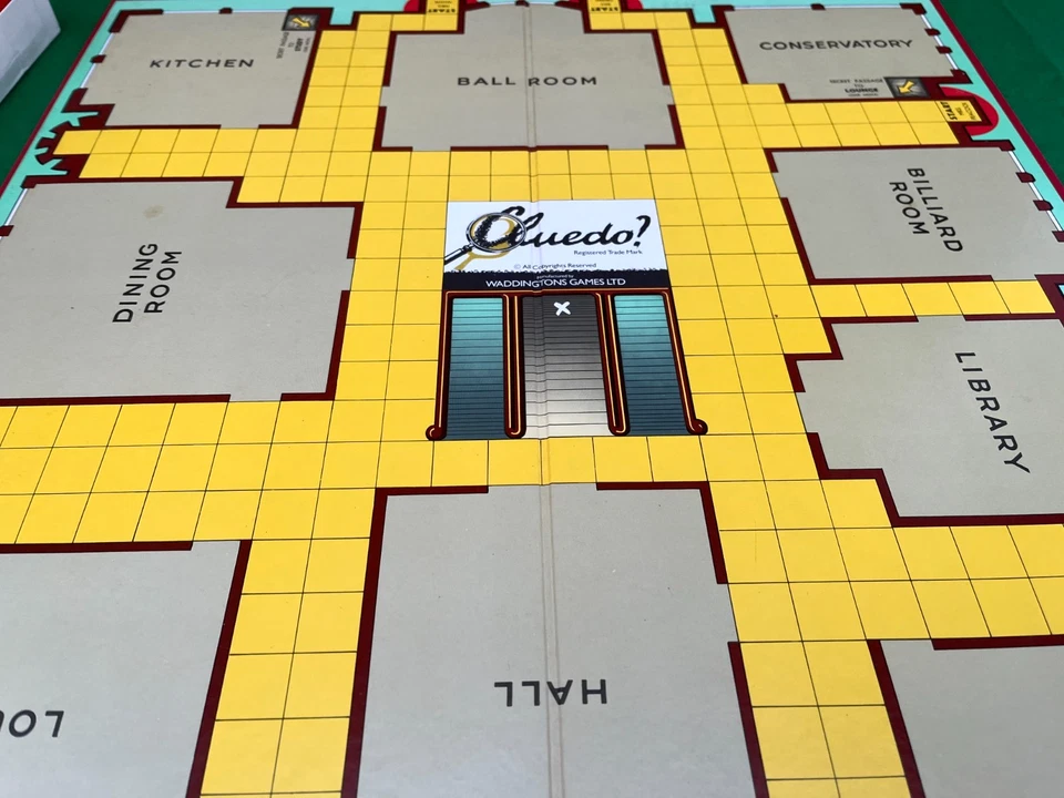 Cluedo Vintage Board Game Contents in Excellent Condition 100% Complete 1990 - Image 3 of 4