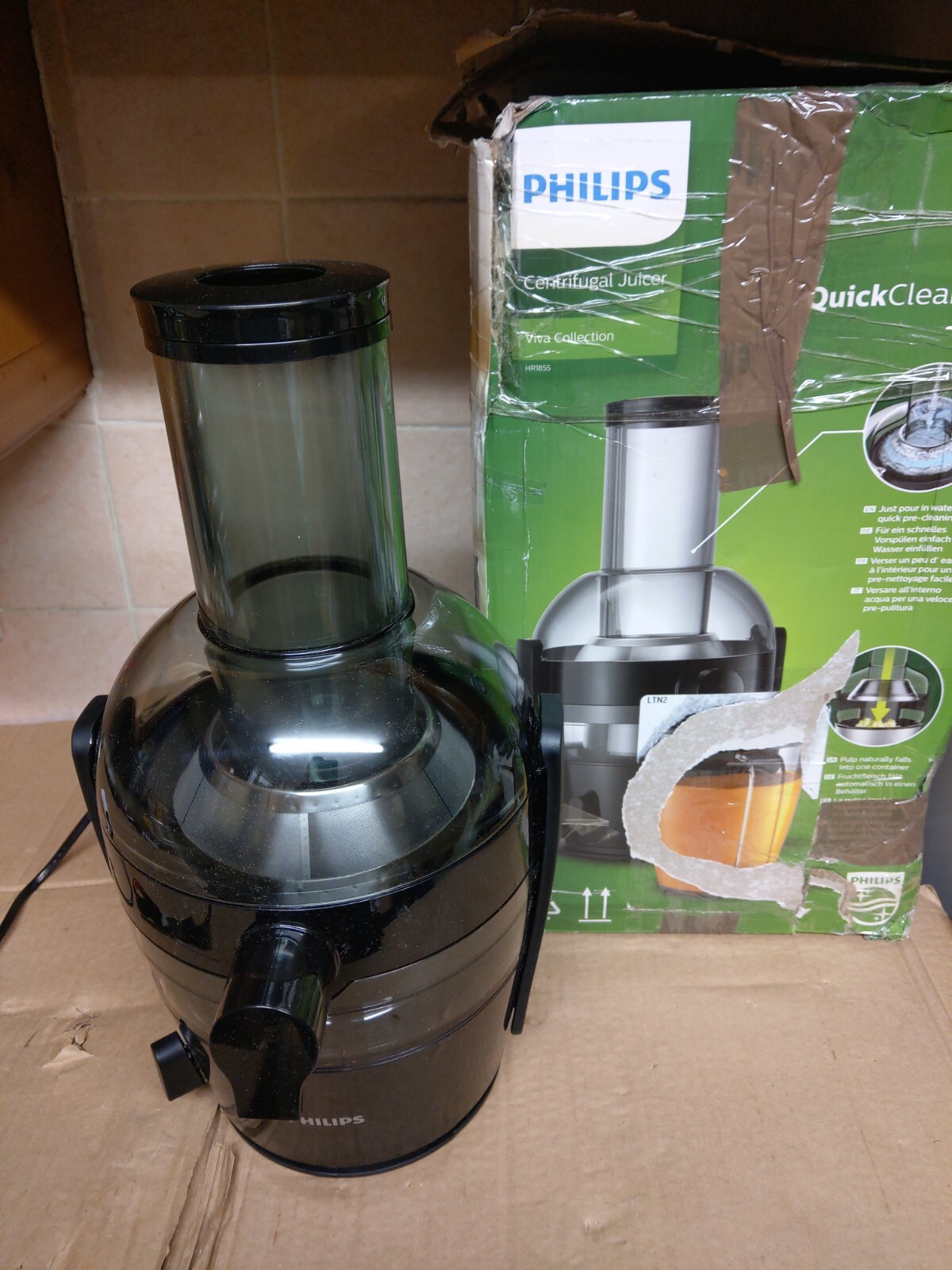 Philips Viva Juicer 2L 800W Motor in Black Quick Clean XL Feeding Tube