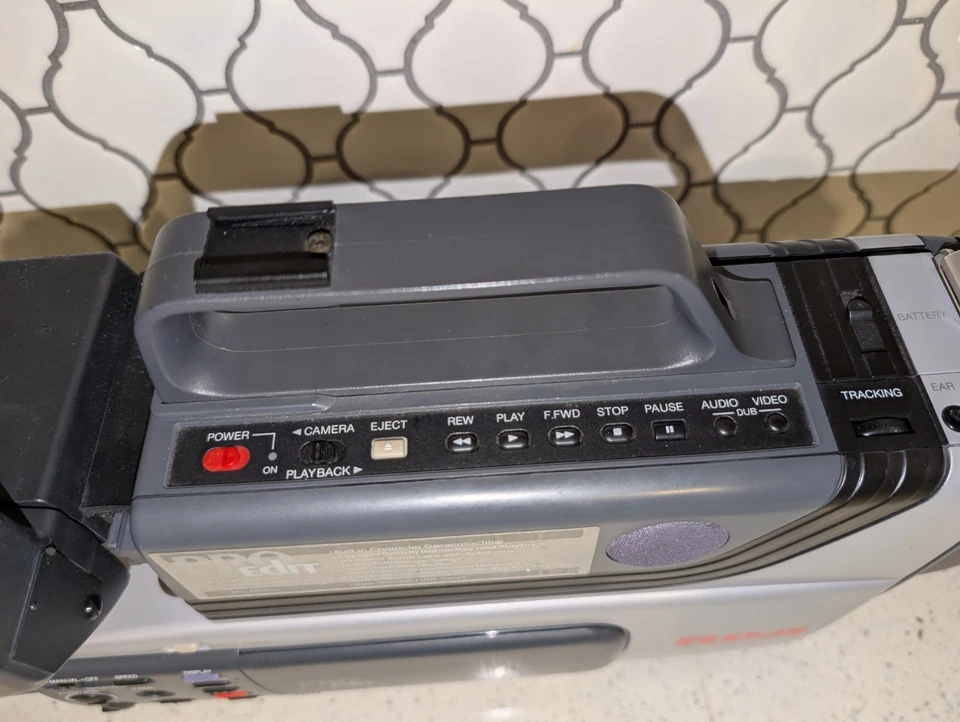 RCA CAMCORDER VHS PRO EDIT Autofocus Retro Video Camera Model CC320 + Extra Bat - Image 2 of 4