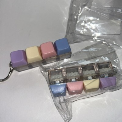 2 Stück Keyboard Fidget Toy, Schlüsselanhänger Keyboard Clicker klein, Farbe Pastell