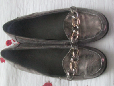 VIONIC SILVER Leather Textured w/CHAIN Slip On Loafers Shoes  display picture 2