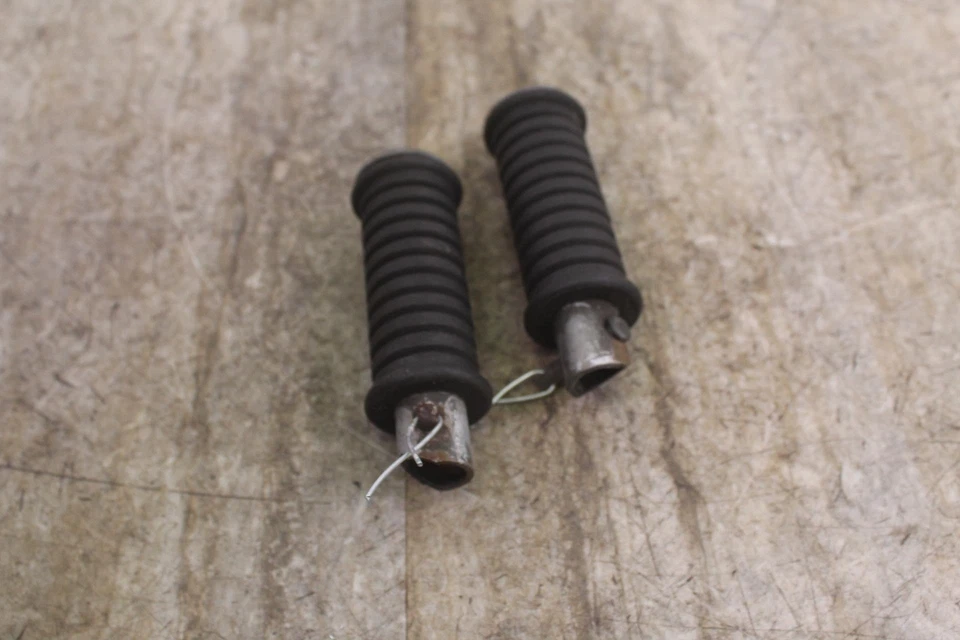 Suzuki GS450L 1980 estribo trasero izquierdo y derecho, estribo, reposapiés - par Foto 3 de 4