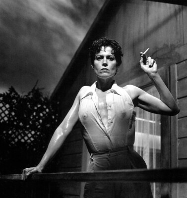 Sigourney Weaver With a Cigarrette In Her Hand 8x10 Picture Celebrity Print 