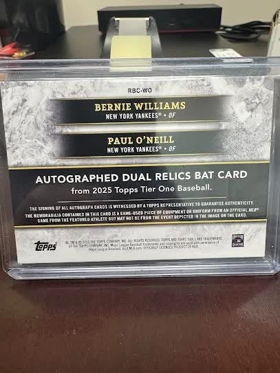 Tarjeta de murciélago reliquias dobles autografiada Topps Tier One 2025 Bernie Williams Paul O'Neil Foto 2 de 2