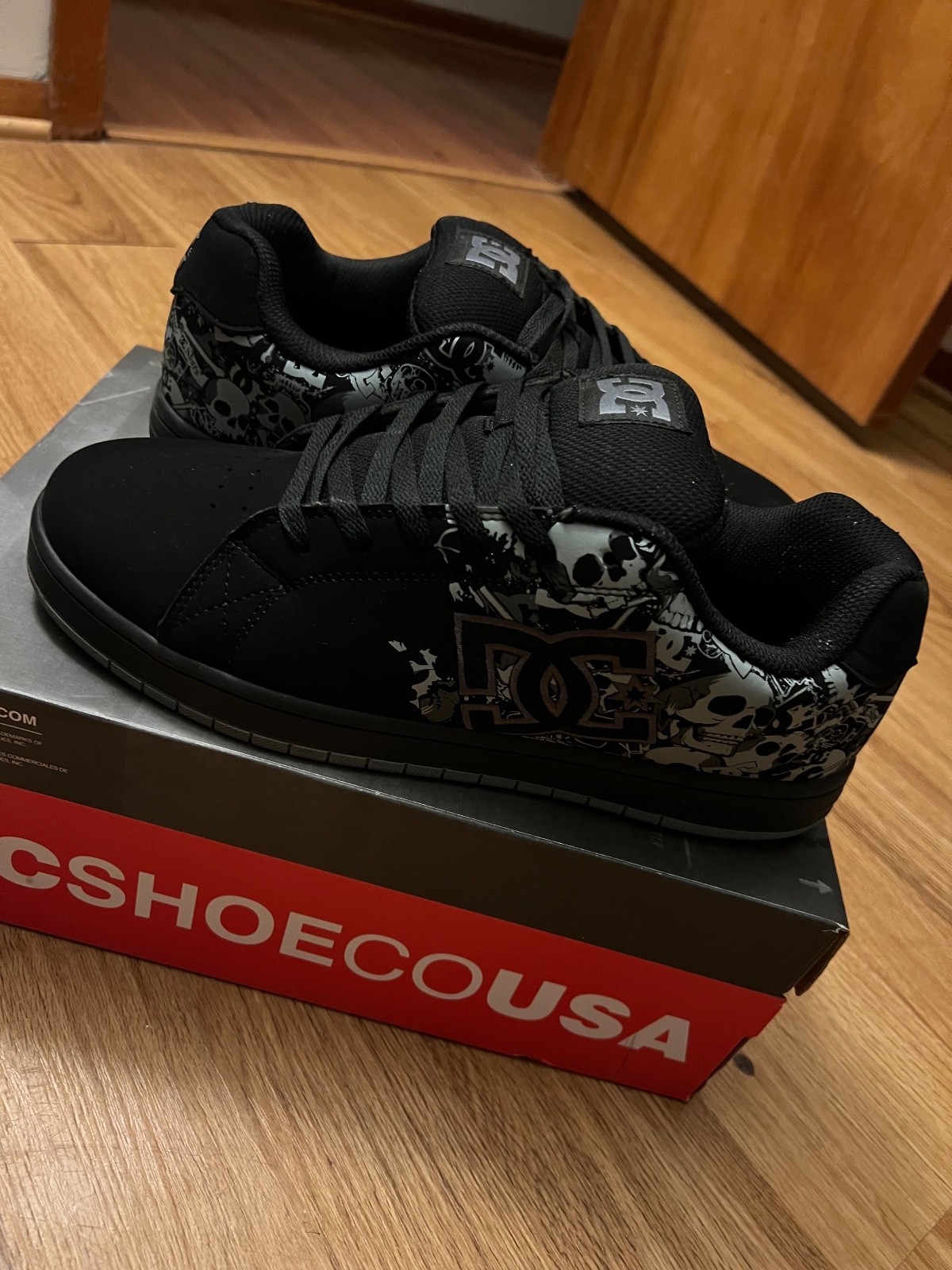 dc shoes mens 11.5 gavaler skulls, only worn like 5 times no damage 