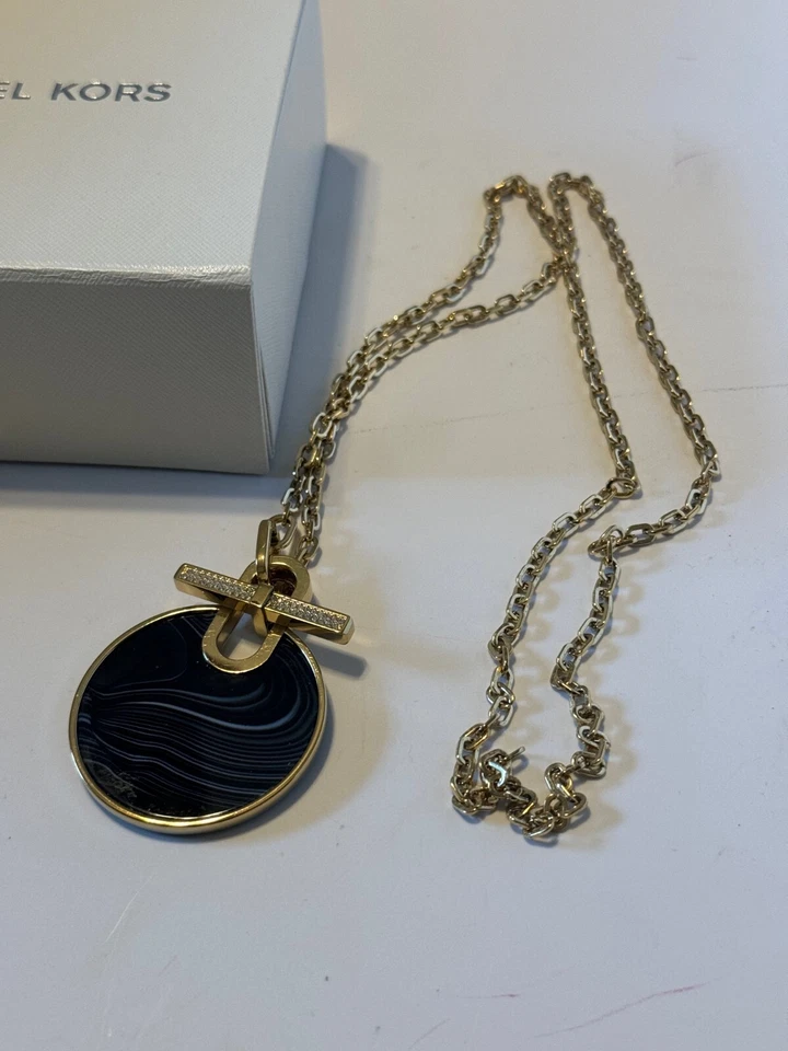 Collar colgante disco ágata negro grande tono dorado Michael Kors MKJ4607710 para mujer Foto 2 de 4