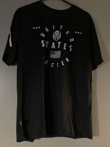 USA Soccer Tshirt Men’s Size XL black  American Flag  Plus Logo New Team USA - Afbeelding 1 van 5