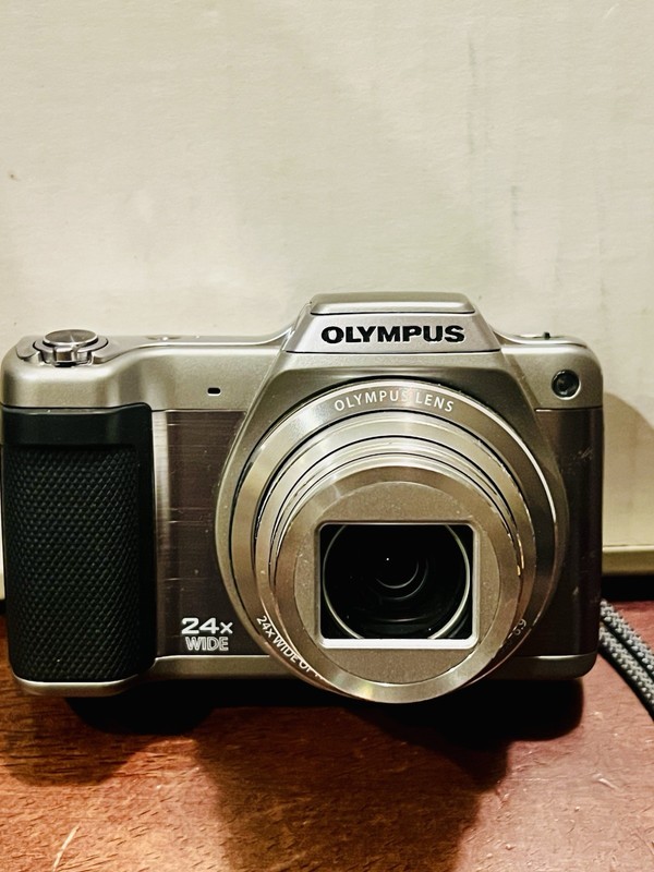 Olympus Stylus SZ-15 16MP Digital Camera Silver — TESTED AND WORKING 