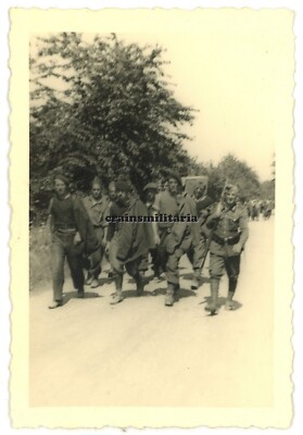 Orig. Foto Soldat mit Kolonne franz. Gefangene in Frankreich 1940