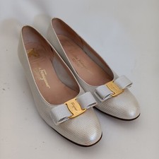 SALVATORE FERRAGAMO Vara Leather Pump Womens Cream Gold Bow 9 AA