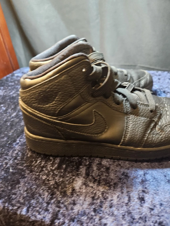 Nike Air Jordan 1 Mid Triple Negro Cuero Tenis 554725-130 Niños Talla 6.5Y@C Foto 4 de 4