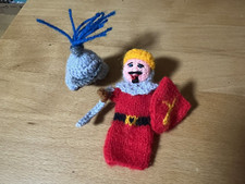 Fingerpuppe Ritter Kreutzritter mit Helm Handarbeit Gestrickt