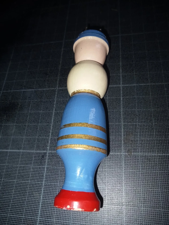 Ancien TRICOTIN en bois - Robe bleue & pied rouge - H : 12 cm - Photo 4/4