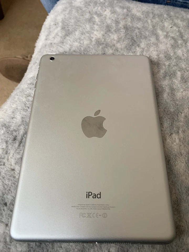 Apple iPad (1st Generation) 16GB, WiFi, 9.7 inch Tablet - Grey - Image 2 of 3