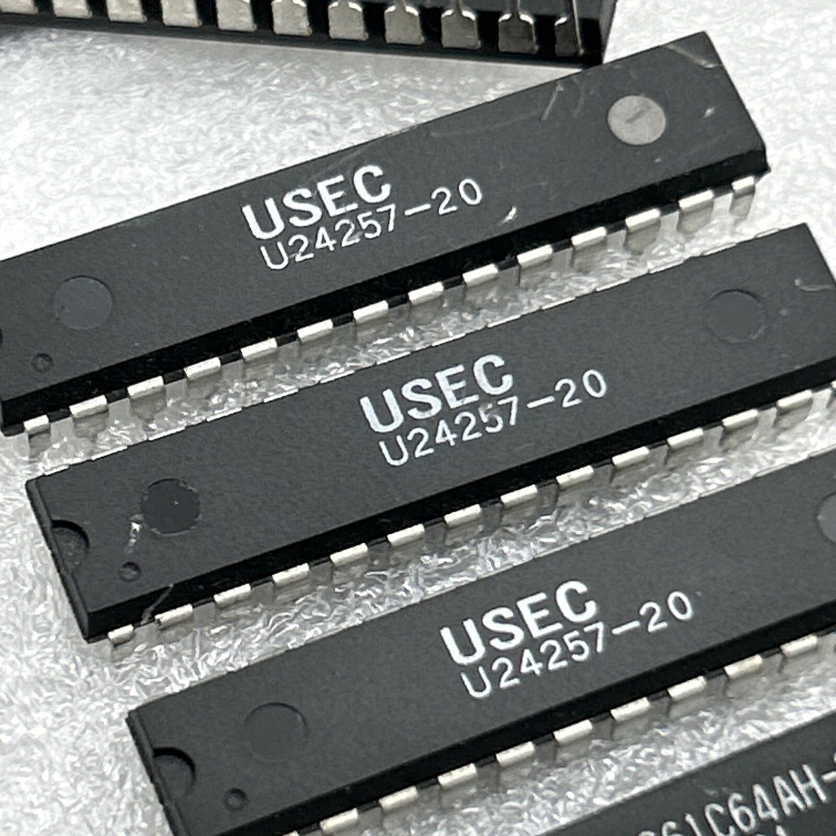 QTY-5 ISSI USEC U24257-20 28-PIN DIP SRAM 128k cache memory chips