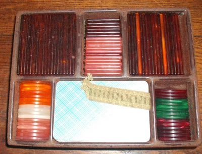 Coffret d'anciens jetons en bakèlite et cartes - Photo 1/4