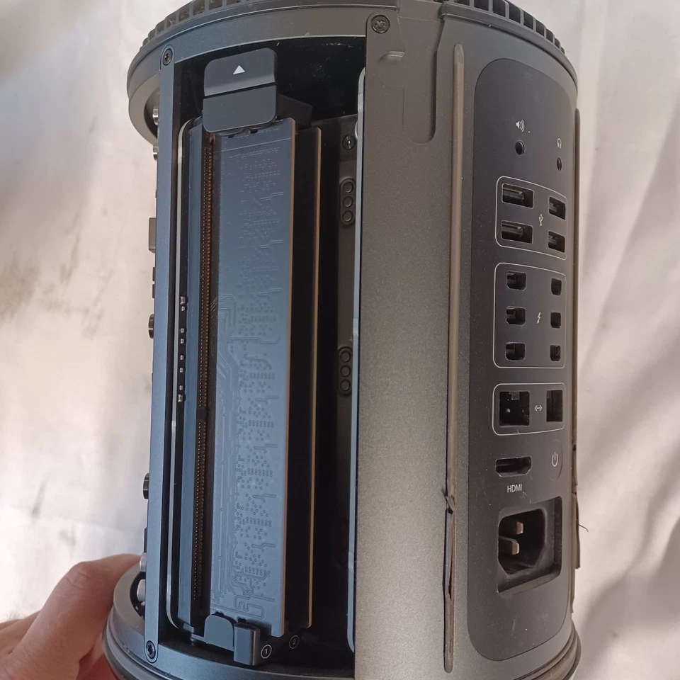 Apple Mac Pro "Quad Core" 3.7 (Late 2013) 6,1 Intel Xeon E5 12GB RAM 250GB Drive - Image 3 of 4