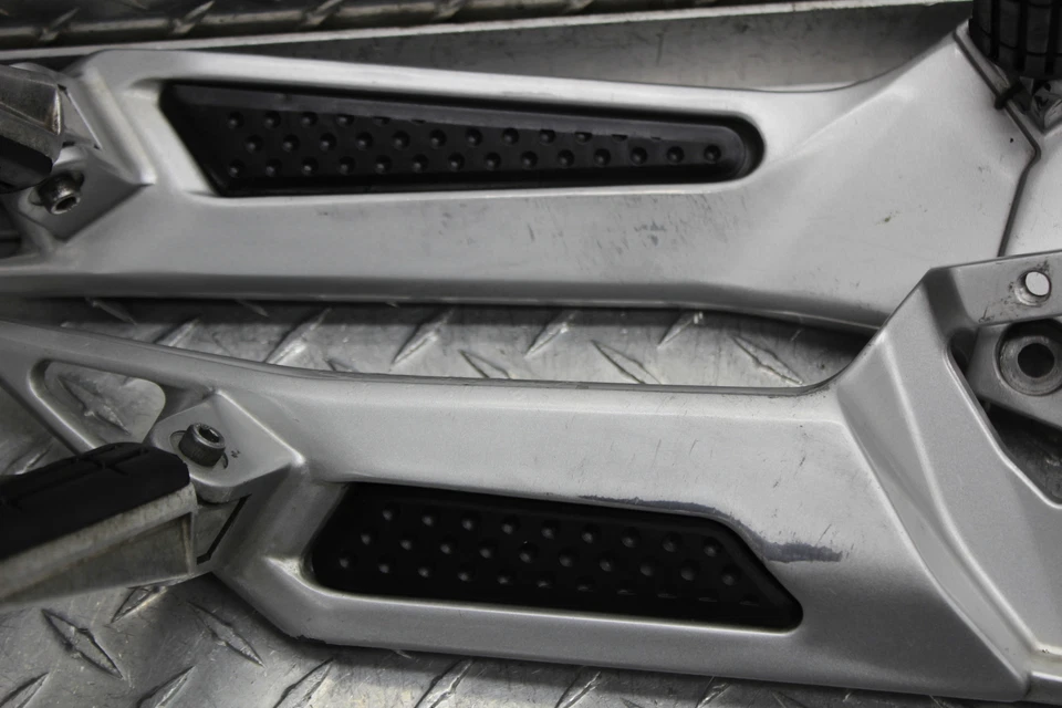 2006 年 YAMAHA FJR1300A ABS 前脚踏板套装带两个出口支架 — 第 4/4 张图片