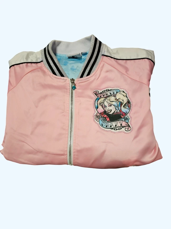 Harley Quinn Maid Of Mischeif — ¡Chaqueta exclusiva del mundo del cine! Foto 2 de 4