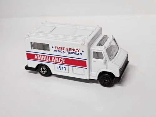 Maisto Ambulance EMS White 1/64