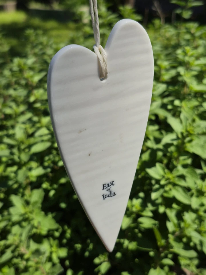 Lindo adorno en forma de corazón del este de la India 'Feliz para siempre comienza hoy' 5" Foto 4 de 4