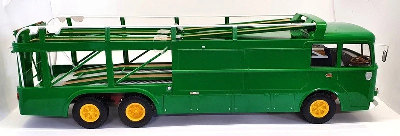 Norev 1/18 Scale 187702 - 1970 Fiat Bartoletti 306/2 Racing Transporter - Green - Image 3 of 4