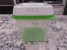 Rubbermaid FreshWorks Produce Saver 6.3 Cup 1.5 liter w/Lid+Tray Food Storage EX