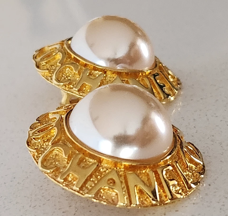 Authentic Vintage CHANEL 1980s Pearl Logo Round Clip-On Earrings White/Gold WOW! - Image 3 of 4
