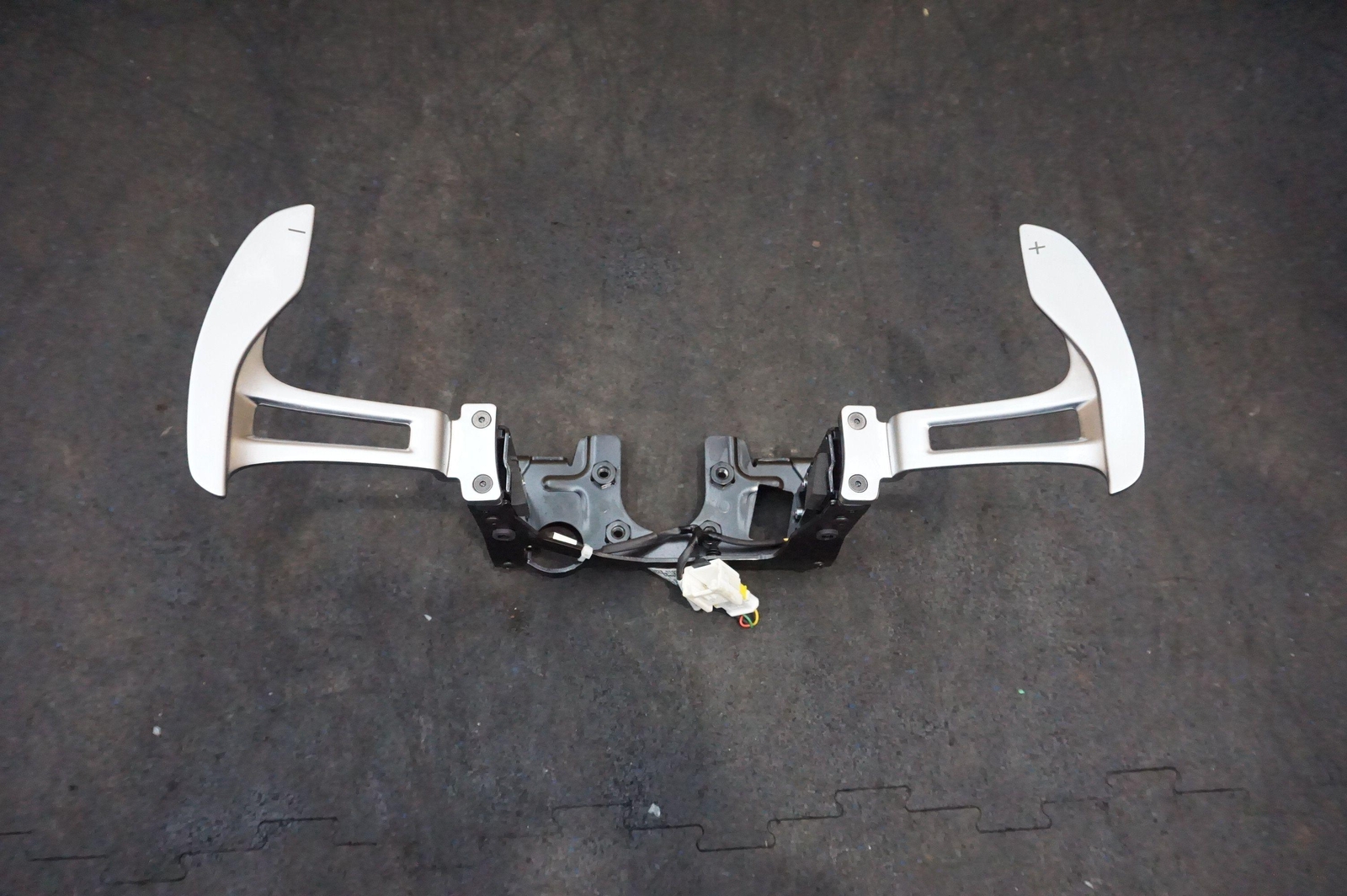 Steering Wheel Paddle Shifter Gear Selector Lever OEM 670149191 Maserati Levante