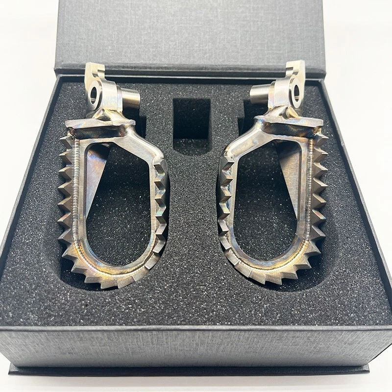 Reposapiés de titanio Yamaha YZ250F (2024) 450F (23-24) serie Pro estriberas-SAFETi Foto 3 de 4