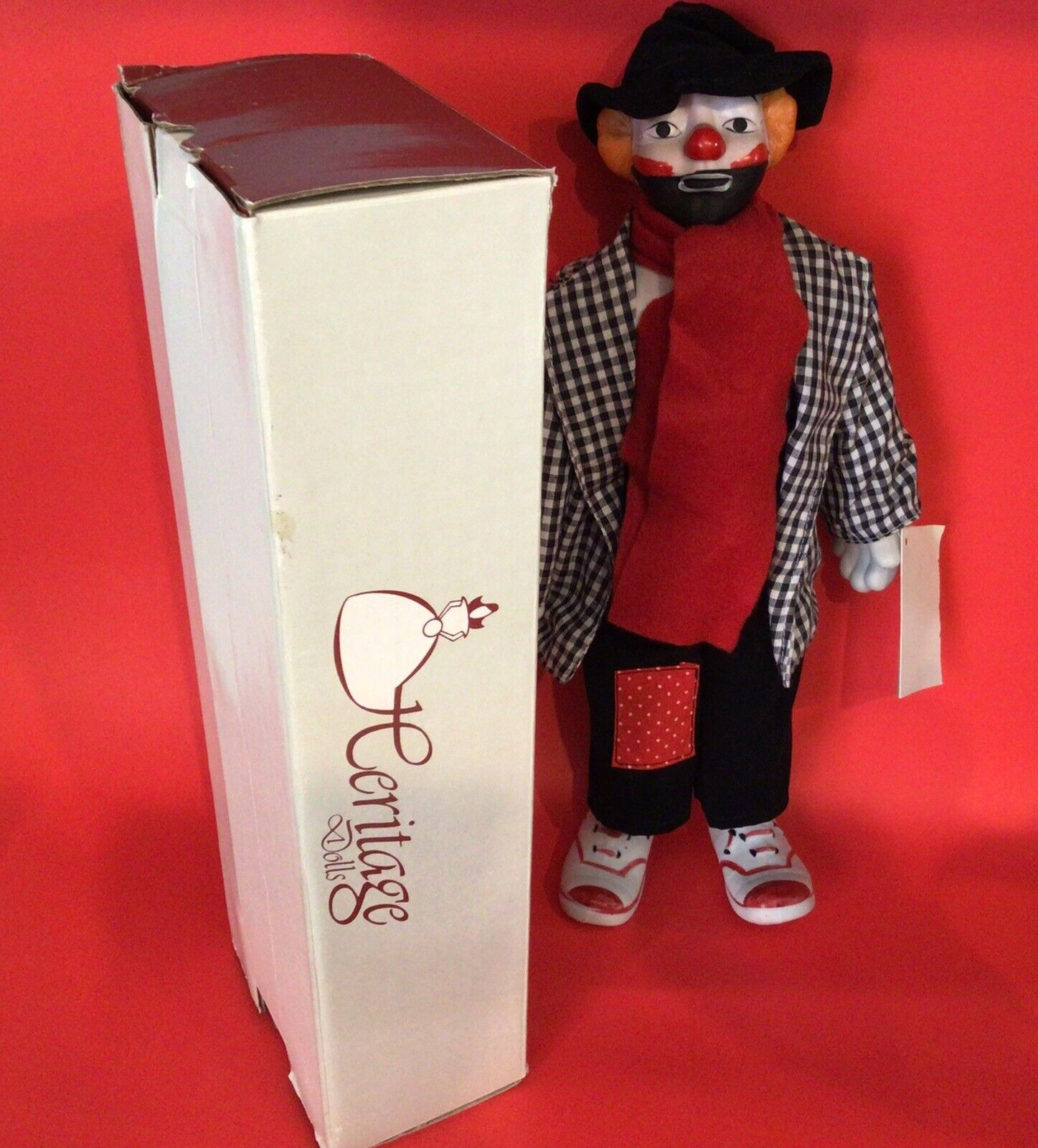 HERITAGE MUSICAL CLOWN PORCELAIN PLAYS RAINDROPS KEEP FALLING ON MY HEAD 15"