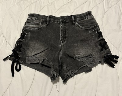 Schwarze, ausgefranste Shorts mit seitlicher Schnürung   Grunge-Stil