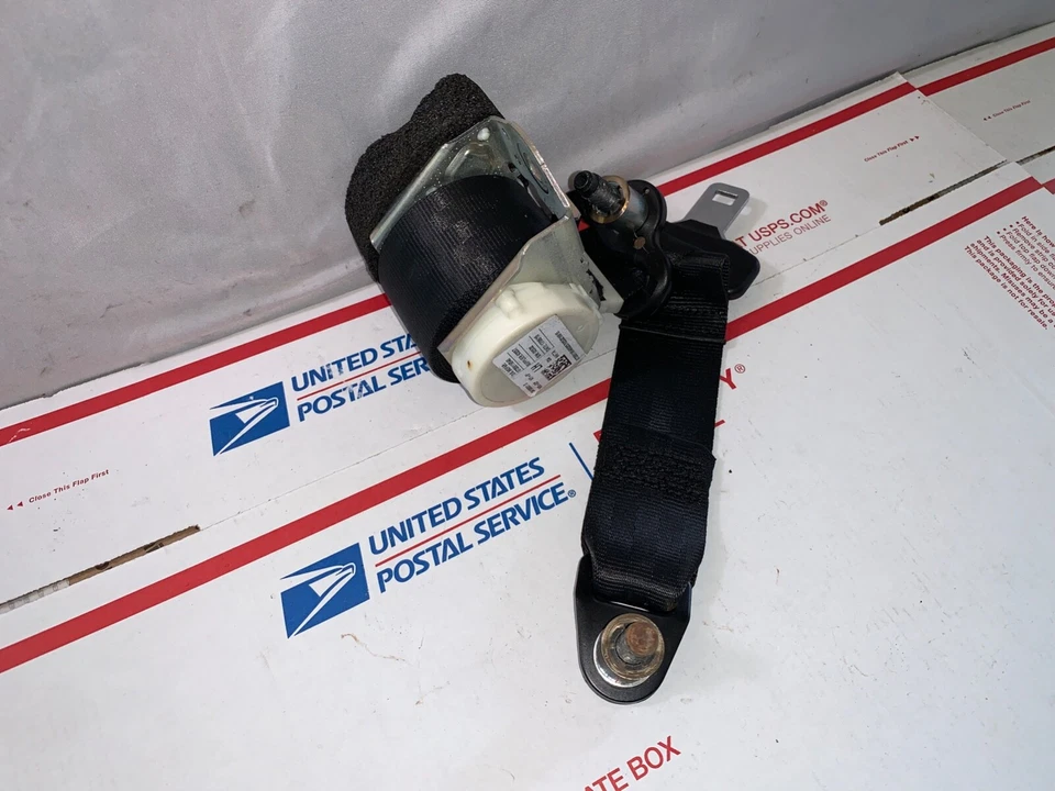 Cinturón de seguridad trasero izquierdo Fiat 500X 2016-2018 con retractor OEM Foto 4 de 4