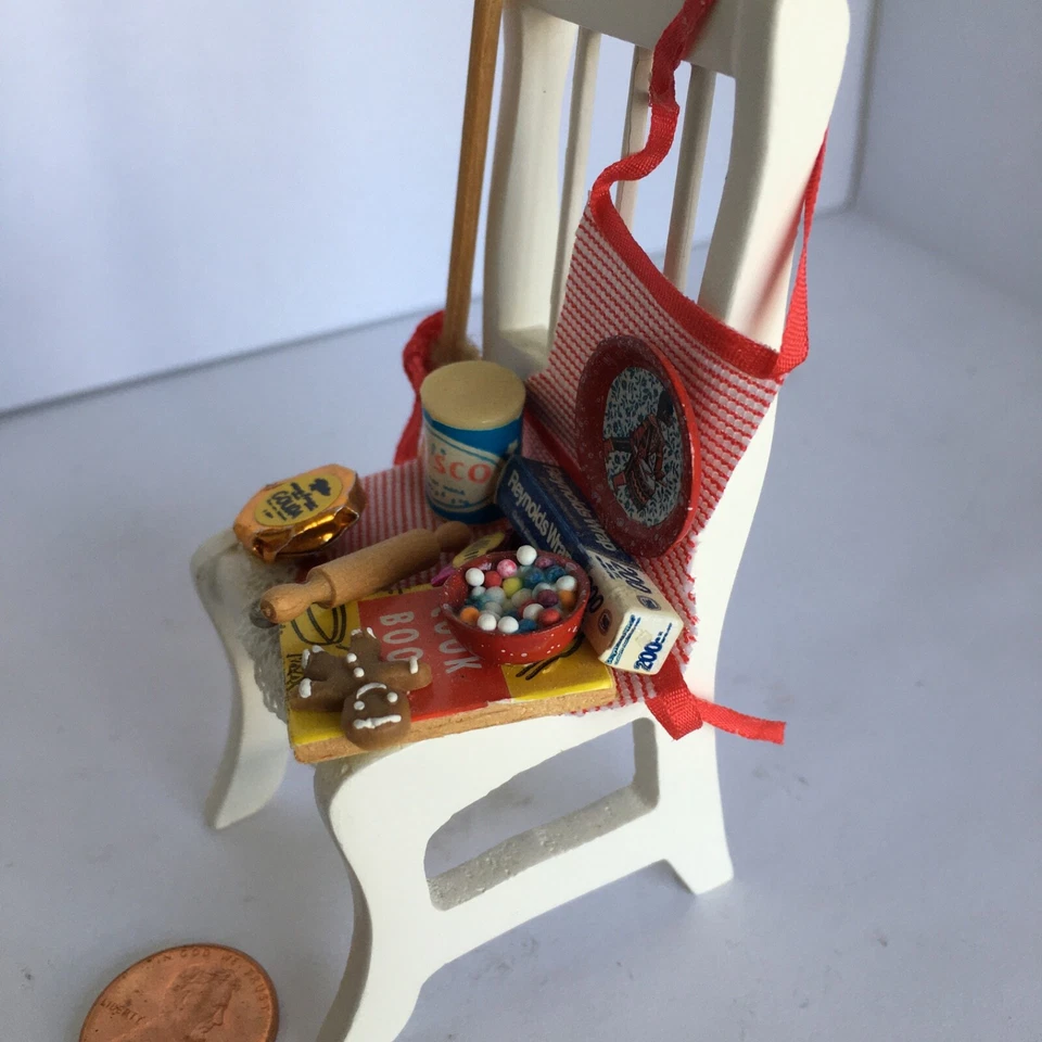 Lote de cozinha vermelha para casa de bonecas de cadeira escala 1:12, comida, avental da vovó, 2 gatinhos. - Imagem 2 de 4