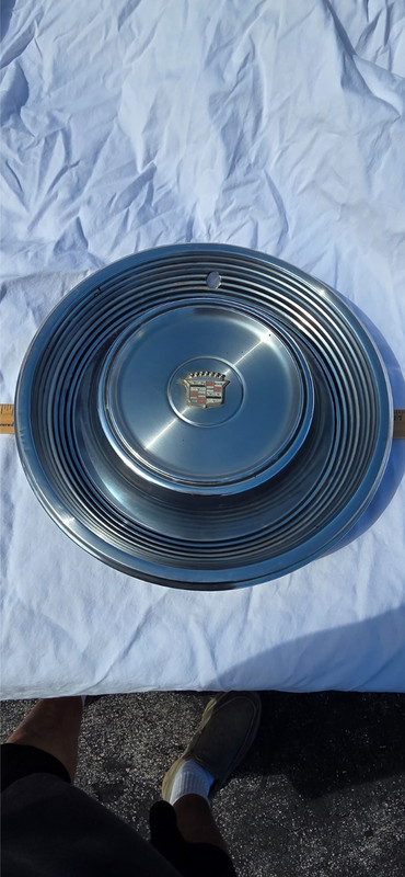VINTAGE ORIGINAL 1960s CADILLAC HUBCAP / WHEEL COVER - VERY NICE !