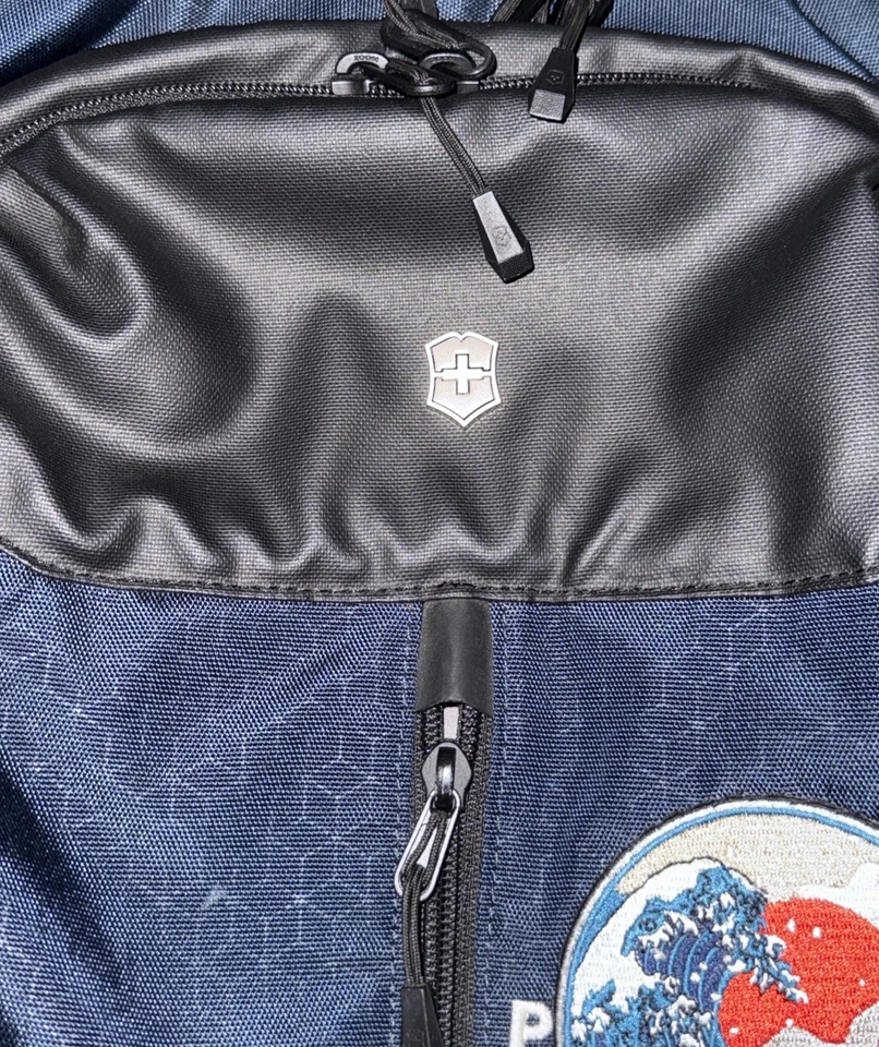 Mochila azul para laptop Victorinox Altmont original com zíper vertical 17 pol. - Imagem 3 de 4