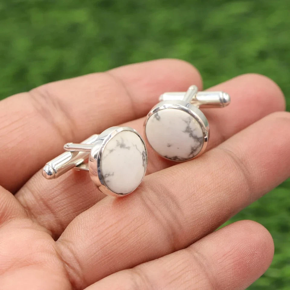 Gemelos con tachuelas de esmoquin de piedra Howlita de plata de ley 925 Foto 3 de 4