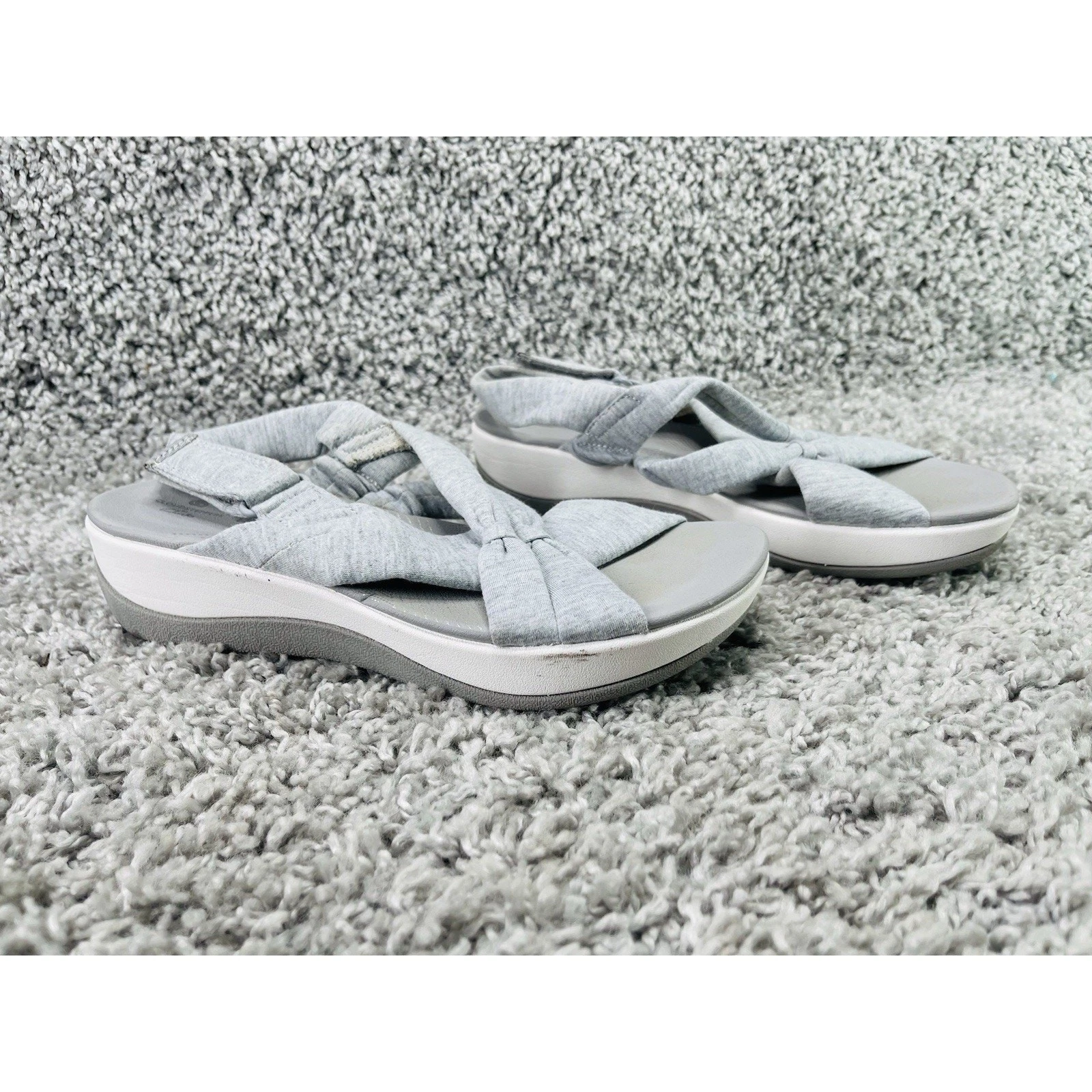 Sandali Clarks Cloudsteppers donna taglia 7 con cinturino grigio cinturino morbido ammortizzato