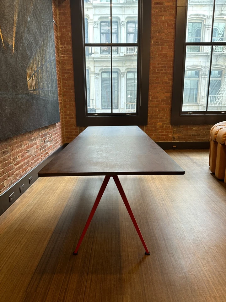 Mesa piramidal Design Within Reach 02 - Roble ahumado y acero con recubrimiento en polvo Foto 3 de 3