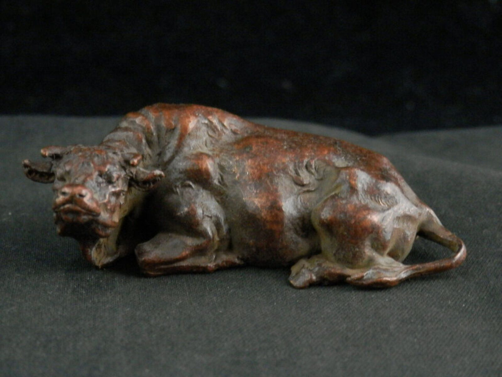 Wunderschöne Kleinbronze eines liegenden Rindes