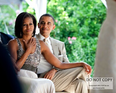 PRESIDENT BARACK OBAMA AND MICHELLE OBSERVE WEDDING VOWS - 8X10 PHOTO (DD-075)