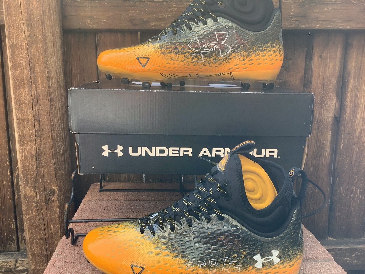 NEW MEN'S UNDER ARMOUR UA SPOTLIGHT LUX MC Cleats 3026482-100  Sz