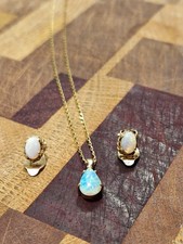 9ct Gold Pear Drop Opal Neclace And Matching Earrings!!