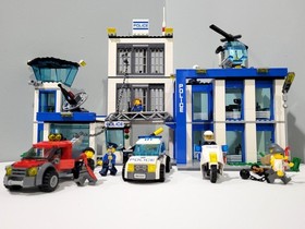 LEGO CITY: Police Station (60047) - COMPLETE with minifigures and Manuals