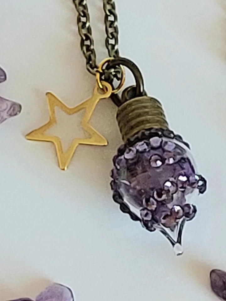 Anhänger Mit Kette Handgefertigt Phiole Tropfenform DMC Strasssteine Amethyst  - Bild 2 von 4