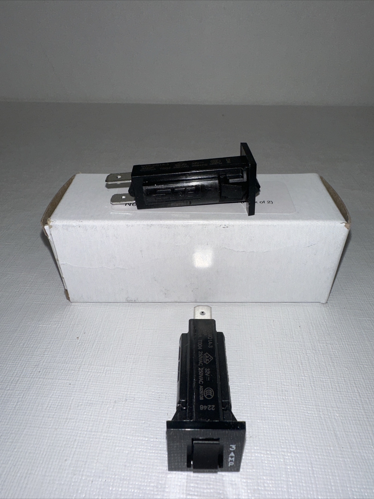 TYC Verre de rétroviseur, rétroviseur extérieur pour FORD 310-0031-1 TYC Verre de rétroviseur, rétroviseur extérieur pour FORD 310-0031-1
