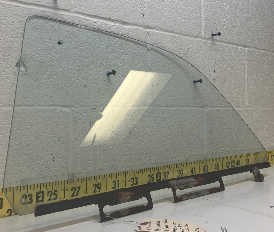 Ventana trasera derecha de pasajero Mopar 1960 Plymouth Belvedere (DG212) usada OEM Foto 2 de 4