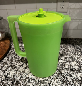 Tupperware 2 qt Green Plastic Pitcher w/ Lid & Handle, Vintage/Retro