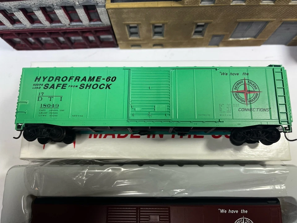 HO Scale Lot DT&I Box Cars Accurail And Bowser 50’ Cars Detroit Toledo & Ironton - Image 3 of 4